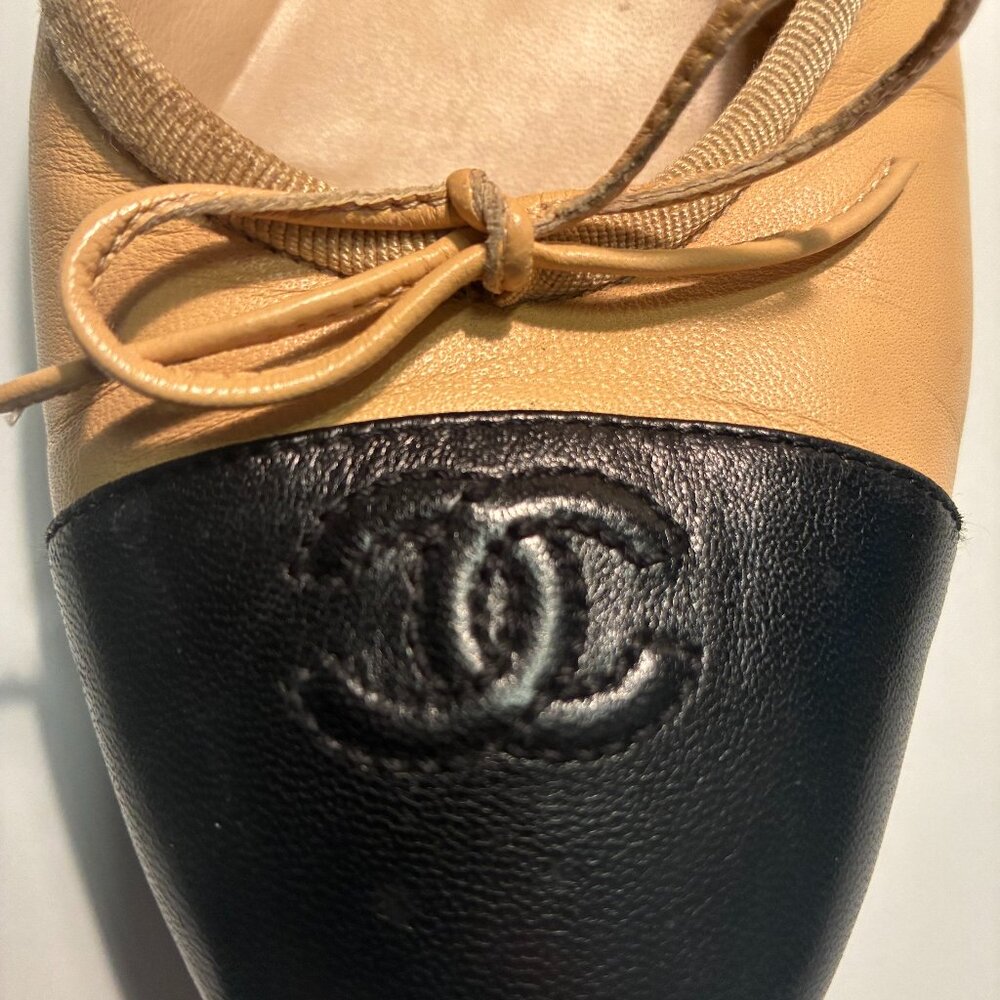 CHANEL Two-Tone cap toe Beige and Black Ballerina flats - Picture 13 of 14